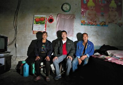 10月18日，自鋸病腿的鄭艷良所在的保定市清苑縣東臧村，有多家農(nóng)戶大病難醫(yī)，村民王新建（中）得了白血