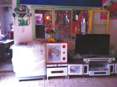麻永東屋里的家具電器仍是嶄新的。