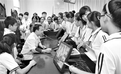 2013年5月30日，結合當前國內(nèi)民眾普遍關注的“校長開房”、“強奸猥褻”等事件，廣西上思縣人民法院邀請中小學生到法院觀摩案件的庭審，提高他們的守法、維權意識。圖/IC