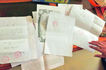 60歲的市民仇先生為了辦理公證所需的這些證明材料,半個月時間里跑了30多趟腿。記者　李萌博　攝