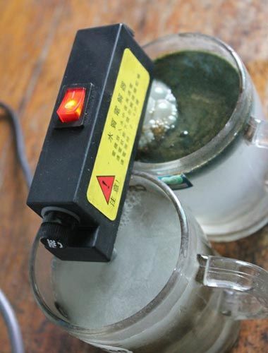 試驗(yàn)后的水對(duì)比，工程供水變成了墨綠色