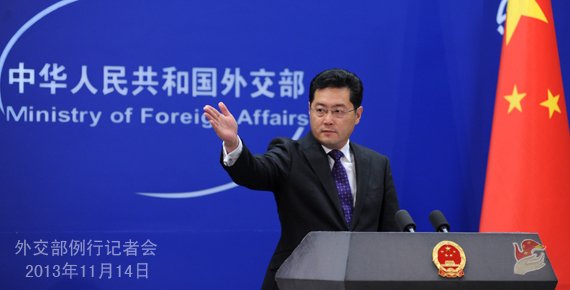 2013年11月14日，外交部發(fā)言人秦剛主持例行記者會。