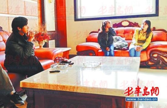 鄱陽湖鄉(xiāng)村大酒店內(nèi)，兩個(gè)本地男子帶著兩個(gè)外籍女子給記者