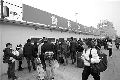 1月6日，北京站搭建完畢的臨時售票處已經(jīng)投入使用。今年春運期間，北京鐵路局共開設售票窗口3421個，同比增加150個。新京報記者