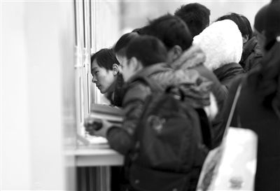 1月6日，旅客在北京站臨時售票處排隊購票。新京報記者