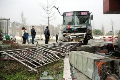1月6日，成都雙華大道，失控后的公交車撞垮一單位的護(hù)欄。攝影 劉陳平