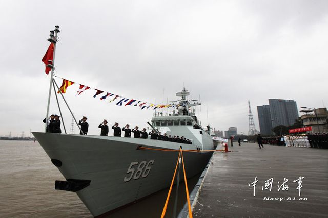 1月8日，某新型導(dǎo)彈護衛(wèi)艦吉安艦入列海軍東海艦隊命名授旗儀式現(xiàn)場。新華社發(fā)