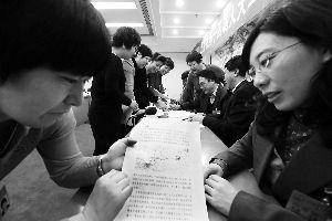 人大代表們就各自關(guān)心的話題熱烈討論。