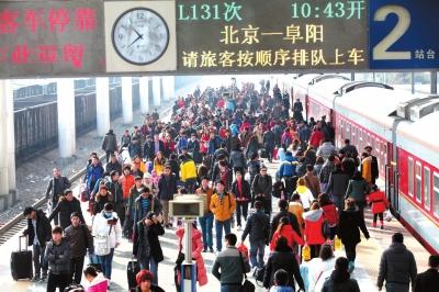 昨天，由北京開(kāi)出的列車(chē)途經(jīng)安徽亳州火車(chē)站，大量旅客回到家鄉(xiāng)