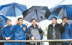 2月7日，省委書記強(qiáng)衛(wèi)冒雨在江西銅業(yè)集團(tuán)調(diào)研。記者 梁振堂 攝