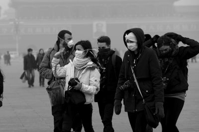 天安門廣場(chǎng)戴口罩的外國游客。