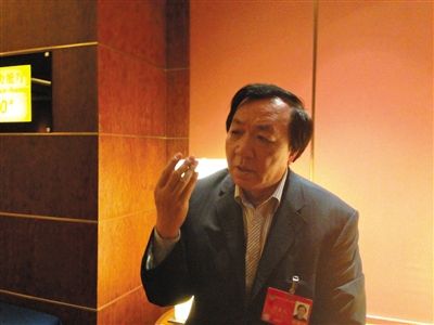 　昨日，在接受采訪時(shí)，何香久強(qiáng)調(diào)，大多公務(wù)員是勤勉工作的。