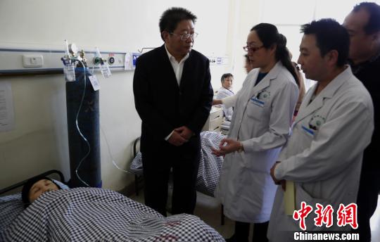 圖為青海省委常委、西寧市委書記毛小兵正在詢問患者病情?！×_云鵬　攝