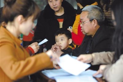 昨日，家長(zhǎng)為服用藥品的幼兒登記參加體檢。西安兩所幼兒園長(zhǎng)期給園內(nèi)幼兒集體服用“病毒靈”。