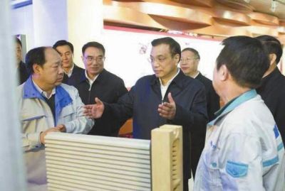 昨天，李克強在科技園查看PM2.5過濾設備。圖/新華視點微博