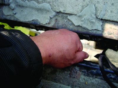 圖為大橋17號(hào)墩處橋面裂縫。梅建明 攝
