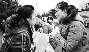 墓區(qū)服務(wù)員（右）見證了喪葬“綠化進(jìn)程”。新華社發(fā)