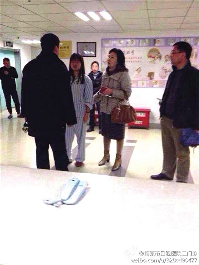 事發(fā)現(xiàn)場，打人者袁亞平(右二) (資料圖)