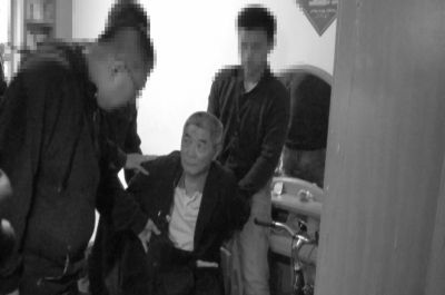 　向南夫被警方抓獲。