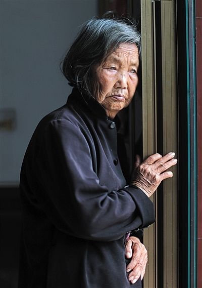 為了能“睡棺木”土葬，潘秀英四次喝農(nóng)藥自殺，后被搶救過來。