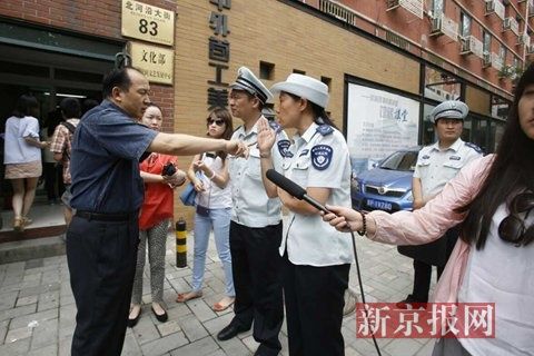 市環(huán)保局和東城區(qū)環(huán)保局聯(lián)合出動，再次檢查國家文物局食堂環(huán)境污染問題，在門口受阻。新京報記者 高瑋 攝