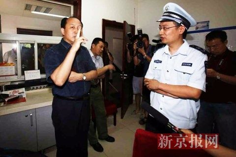 國家文物局的一名工作人員正在與執(zhí)法人員對峙。新京報記者 高瑋 攝