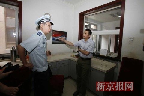 國家文物局的一名工作人員正在與執(zhí)法人員對峙。新京報記者 高瑋 攝