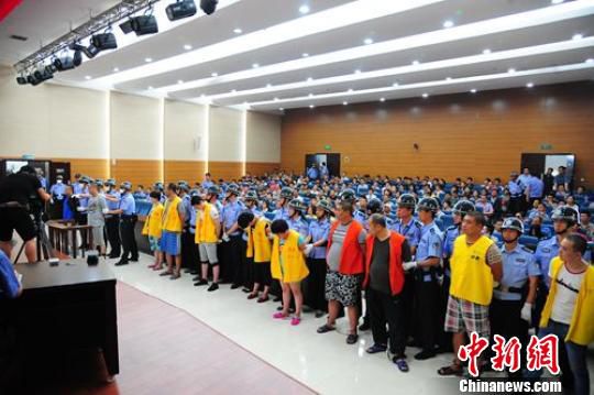 徐州市中級人民法院召開毒品犯罪案件集中宣判大會,11名被告人被判處死刑、無期徒刑和有期徒刑不等。