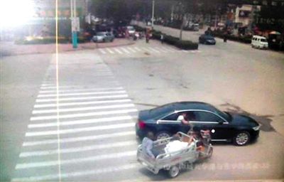 23日中午，陳母被突然噴毒。新京報記者 王瑞鋒 攝