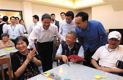 　昨日，張志軍前左二和陪同的新北市長朱立倫與老人們交談。