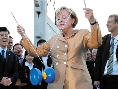 2007年8月27日，北京，默克爾正在玩扯鈴。