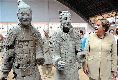 2010年7月17日，西安，默克爾參觀兵馬俑，慶祝生日。