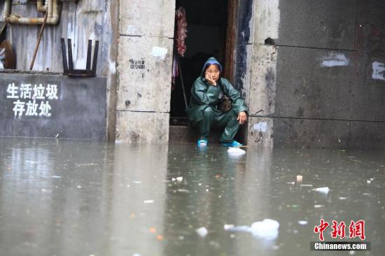 7月15日，因連日強(qiáng)降雨致長(zhǎng)沙市開福區(qū)西長(zhǎng)街街道出現(xiàn)嚴(yán)重內(nèi)澇，最深水位超過一米，沿街60余戶門面進(jìn)