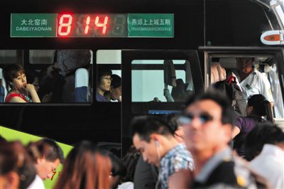 2014年5月22日,乘客在北京大北窯南乘坐開往燕郊的814路公交車。