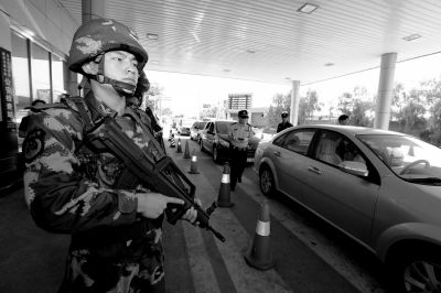 武警持槍警戒進駐檢查站。