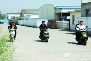 網(wǎng)友稱(chēng)儀征市委書(shū)記程希騎摩托車(chē)下鄉(xiāng)沒(méi)戴頭盔。