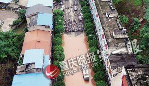 昨下午六點(diǎn)半，統(tǒng)景鎮(zhèn)上許多街道被淹，此時(shí)水位還在上漲。(重慶晚報(bào)航拍圖片)