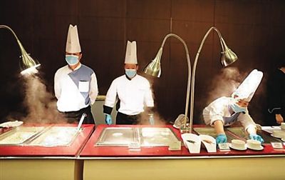 　工作人員在餐廳忙碌。（網(wǎng)絡(luò)圖片）