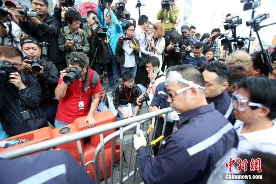 11月18日上午，香港法庭頒令執(zhí)達(dá)主任展開清除在金鐘中信大廈外的障礙物，先后清理了龍匯道上的鐵馬，警