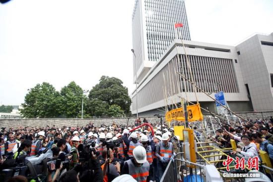 12月11日上午，香港非法“占領(lǐng)區(qū)”清除障礙物。