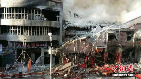 2015年1月3日，哈爾濱市道外區(qū)太古街著火塌方現(xiàn)場，火又燒了起來