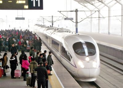 　2014年1月3日，江蘇徐州，旅客在等候乘坐京滬高鐵和諧號動車組列車。圖/CFP