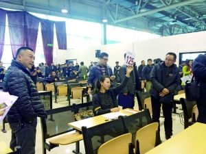 　首批中央和國家機關公車第三場拍賣現(xiàn)場。賈悅/攝
