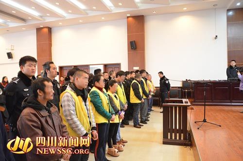 胡寶寶（右四）等接受集中宣判。