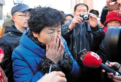 2月9日，呼格吉勒圖的母親尚愛云在旁聽趙志紅案后，接受媒體采訪時(shí)落淚。新華社記者 任軍川 攝