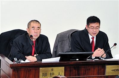 1月5日，呼市中院審理趙志紅案。律師謝飛（左）和張瑞軍（右）出庭為趙志紅辯護(hù)。