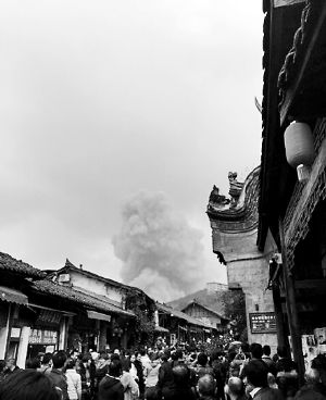 成都龍泉驛區(qū)洛帶古鎮(zhèn)的游客拍到爆炸瞬間濃煙滾滾。