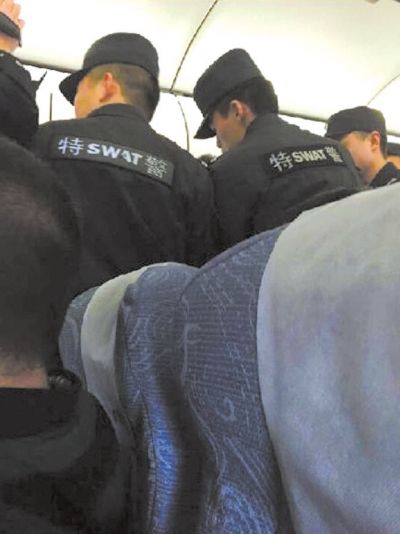 特警登機處理。