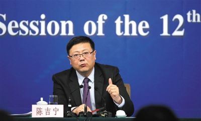 昨日，十二屆全國(guó)人大三次會(huì)議新聞中心，環(huán)保部部長(zhǎng)陳吉寧回答中外記者提問。新京報(bào)記者 陳杰 攝