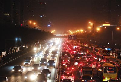 昨晚，因沙塵暴導(dǎo)致能見度低，長(zhǎng)安街嚴(yán)重堵車。